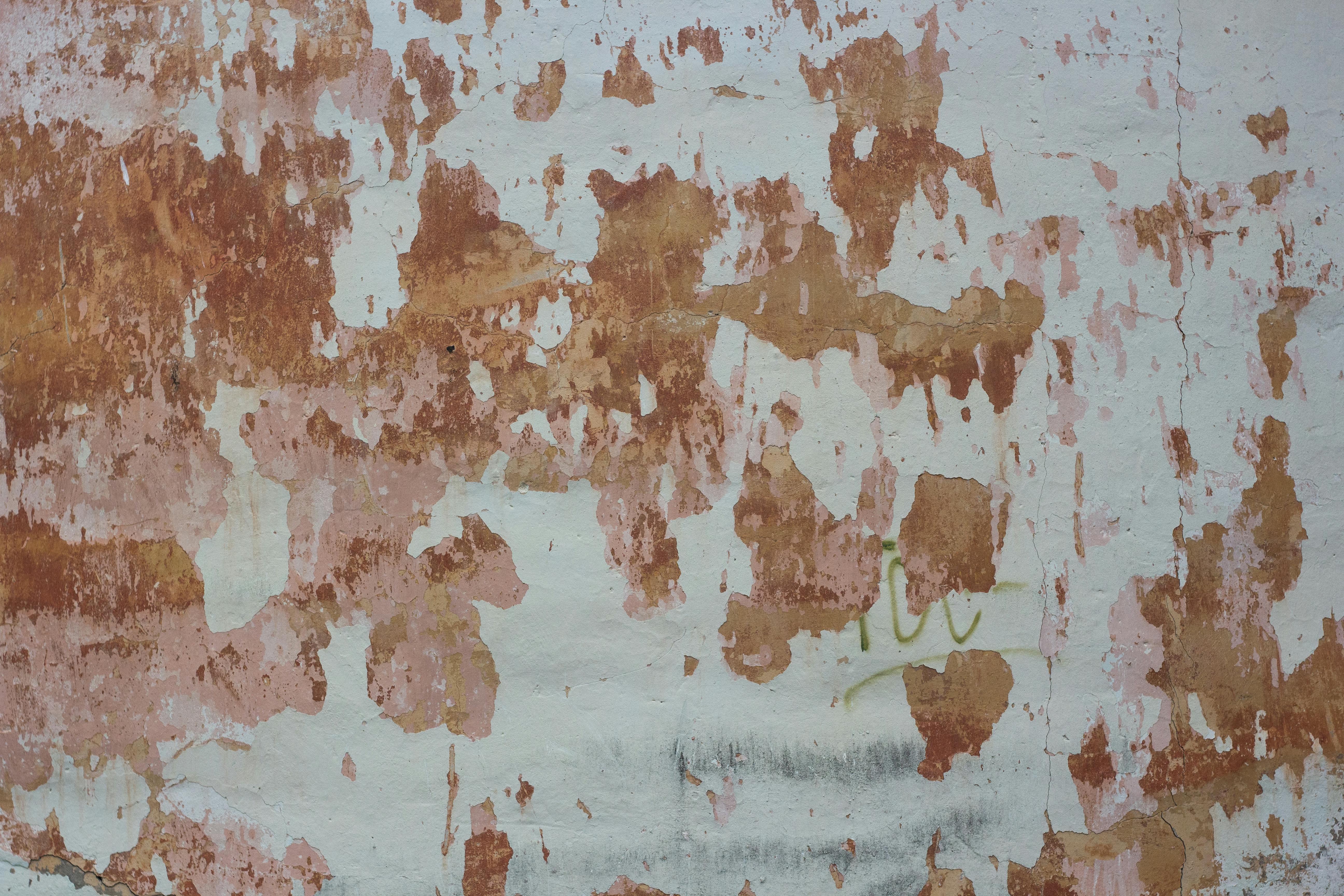 Parede com pintura descascando e degradação superficial